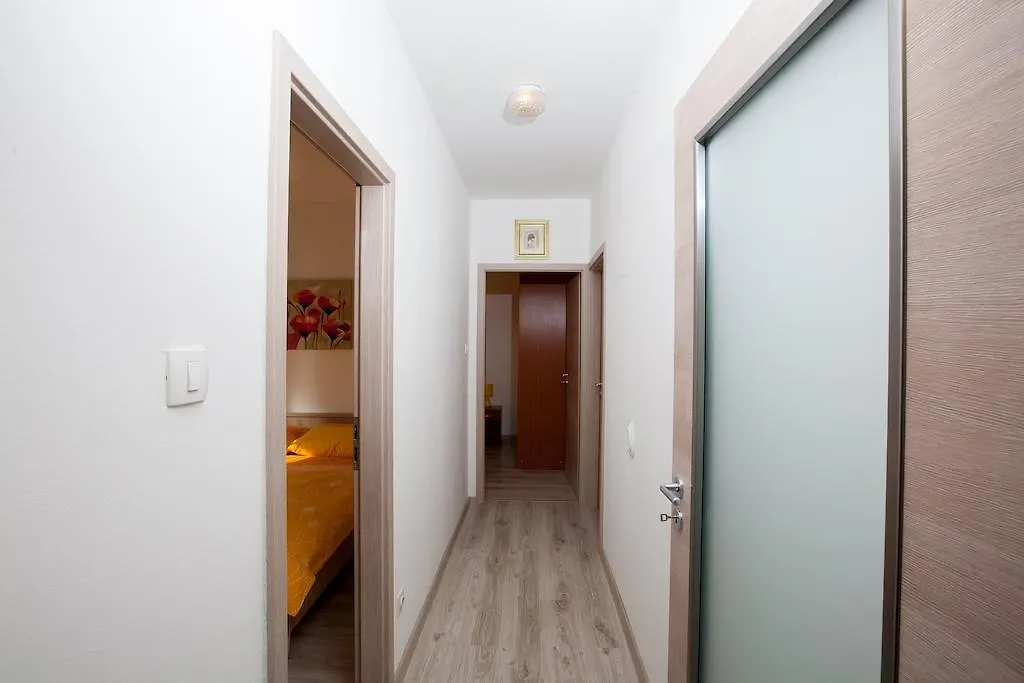 Apartment Pepi Lovran 0*,